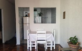 Edifício Quadra mar, pe na areia a 150 metros saída rua reta ilha